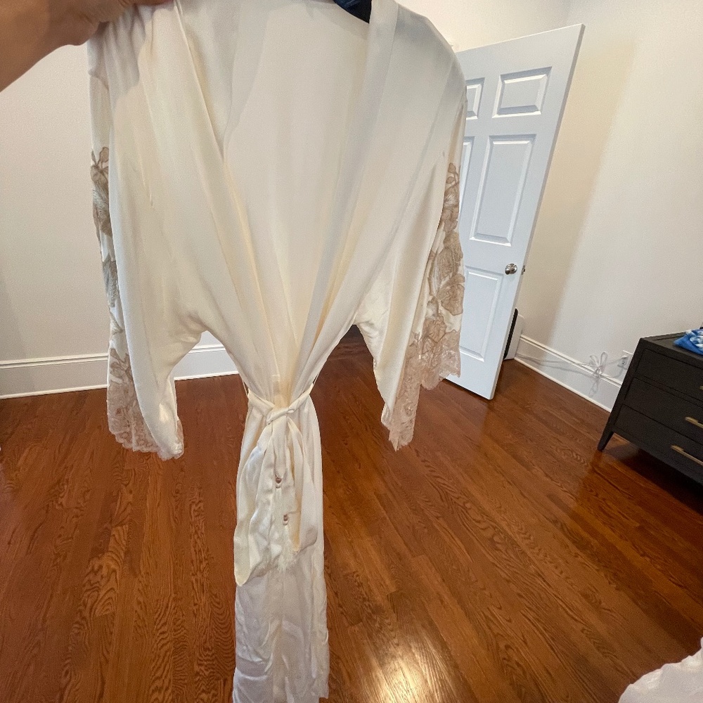 Satin kimono in ivory by Natori